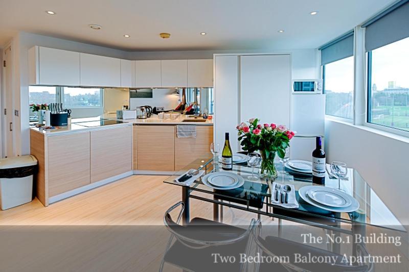 Gunwharf Quays Apartments 포츠머스 외부 사진